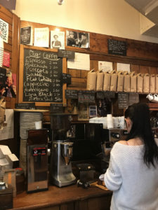 【イギリス】ロンドンの金融街の目抜き通りにひっそりたたずむ個人経営のコーヒー店。